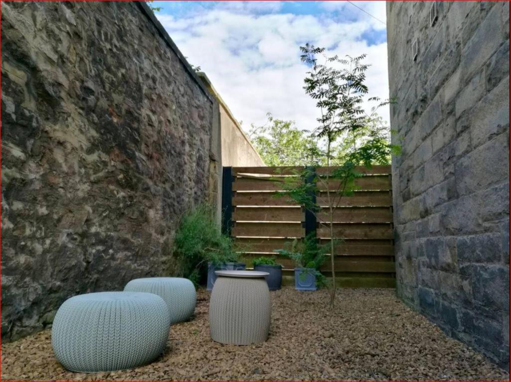 Central Mezzanine Apartment In Historic School Edimburgo Exterior foto